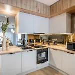 Elegant Premium With Parking Apartman *