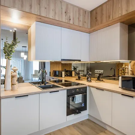 Elegant Premium With Parking Apartment *