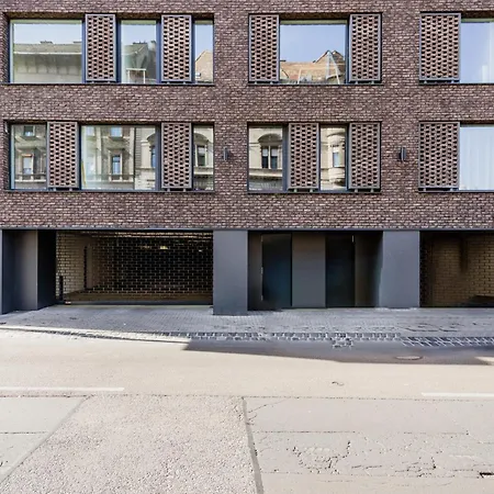 Elegant Premium With Parking Apartment *